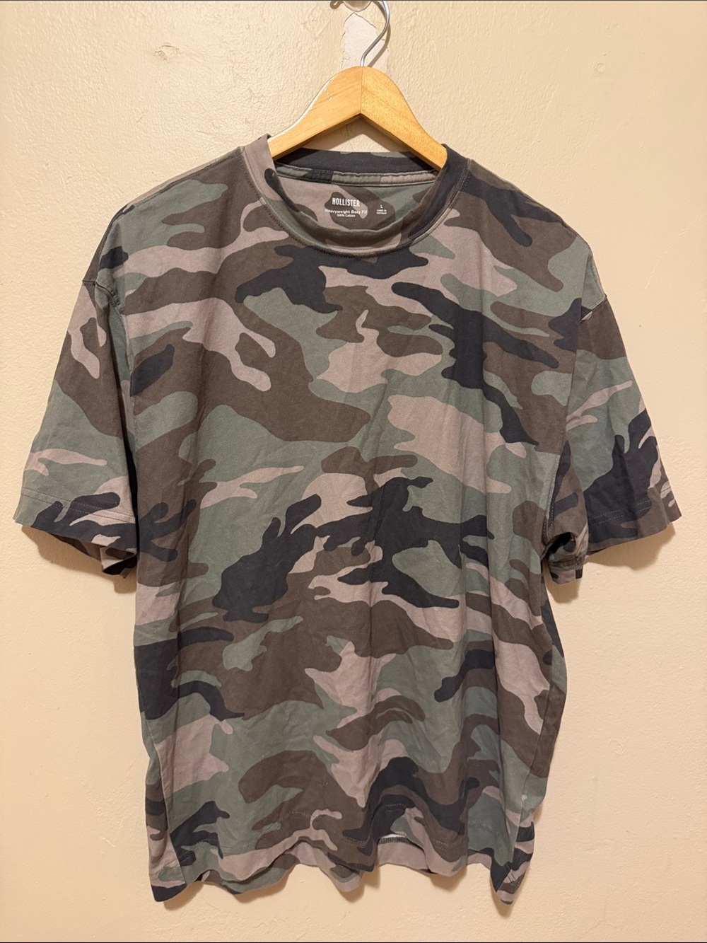 Hollister Men’s Short Sleeve Camo Tee in Olive and Gray